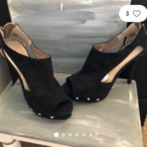 JustFab black size 8 heels with gold studs